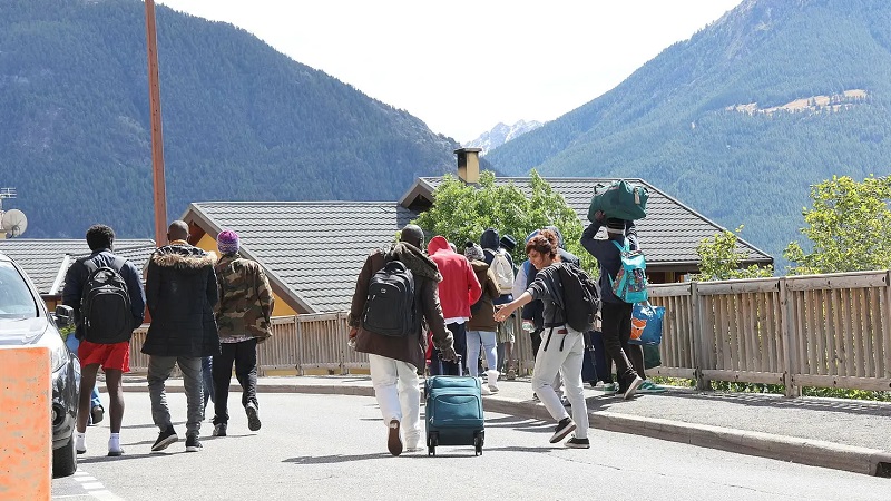 Briançon est une ville des Hautes-Alpes qui est devenue un lieu de passage pour de nombreux migrants qui tentent de franchir la frontière entre l’Italie et la France par le col de Montgenèvre ou le col de l’Échelle.