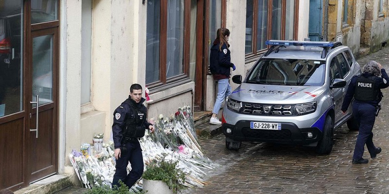 C’est une affaire qui a bouleversé la ville de Sedan, dans les Ardennes, et qui a suscité l’émotion dans toute la France. Le 18 octobre 2023, le corps d’une fillette de 10 ans, Loana, a été retrouvé dans la cave d’un appartement situé au-dessus d’un bar fermé depuis des années, dans le centre historique de la ville. La petite fille avait disparu la veille, alors qu’elle rentrait de l’école. Ses parents avaient alerté la police, qui avait lancé un appel à témoins avec la photo de l’enfant.