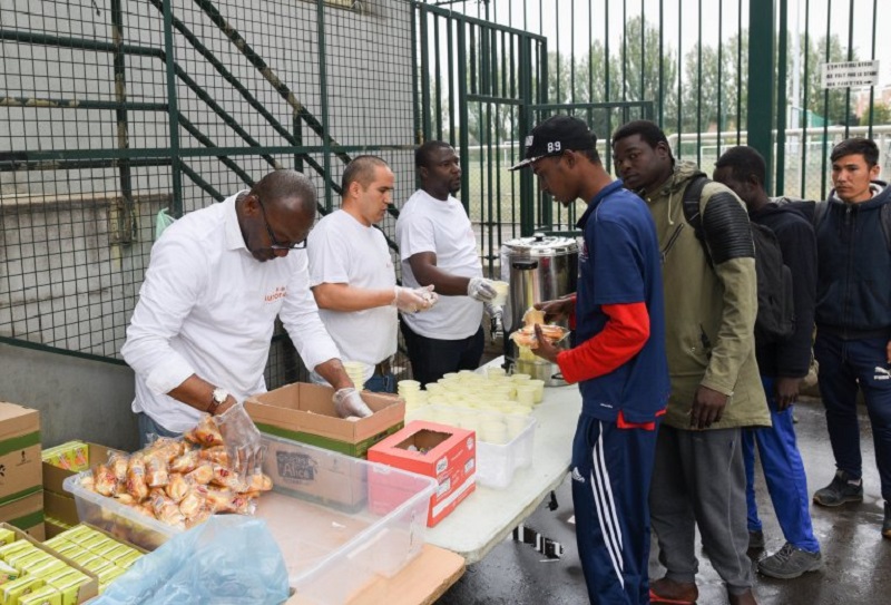 Depuis le 10 octobre, les associations qui distribuent des repas aux personnes en situation de précarité dans le nord de Paris étaient confrontées à une mesure d’interdiction prise par la préfecture de police.