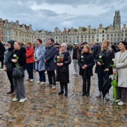 Dominique Bernard, professeur de lettres au lycée Gambetta à Arras, a été assassiné le 13 octobre 2023 par un ancien élève radicalisé qui a revendiqué son acte au nom de l’État islamique. Ce meurtre a suscité une vive émotion dans le pays, qui a rendu hommage à l’enseignant lors d’une cérémonie solennelle à la cathédrale d’Arras, le 19 octobre.