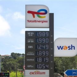 Face à la flambée des prix du pétrole, le groupe TotalEnergies, premier distributeur de carburants en France, a décidé de mettre en place une mesure exceptionnelle : le plafonnement du prix de ses carburants à 1,99 euro le litre dans toutes ses stations