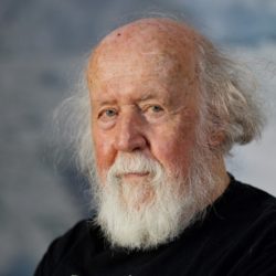 Hubert Reeves est un astrophysicien, vulgarisateur scientifique et écologiste franco-canadien, né le 13 juillet 1932 à Montréal et mort le 13 octobre 2023 à Paris. Il est connu pour ses livres et ses conférences sur le cosmos et l’avenir de la Terre, ainsi que pour son engagement en faveur de la biodiversité.