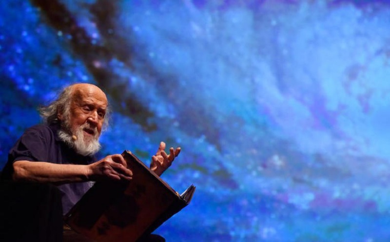 Il était l’un des plus grands vulgarisateurs scientifiques de notre temps, un passionné du ciel et des étoiles, un défenseur de la biodiversité et de la planète. Hubert Reeves, l’astrophysicien franco-canadien, est décédé ce vendredi 13 octobre 2023 à l’âge de 91 ans, a annoncé son fils Benoît sur Facebook.