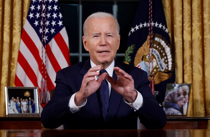 Joe Biden a repris à son compte la version israélienne, et a condamné le Hamas comme une organisation terroriste qui veut “complètement anéantir une démocratie”. Il a également annoncé qu’il allait demander au Congrès de financer une aide d’urgence à Israël, pour renforcer son système de défense antimissile “Dôme de fer”, et pour soutenir les victimes du terrorisme. Il a aussi promis d’envoyer de l’aide humanitaire à Gaza, avec l’accord d’Israël.