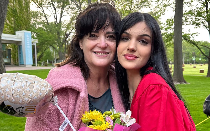 Judith Tai Raanan, 59 ans, et sa fille Natalie Shoshana Raanan, 18 ans, sont originaires d’Evanston, au nord de Chicago (Illinois). Elles se sont rendues en Israël pour fêter le 85e anniversaire de la mère de Judith, Tamar Levitan, et célébrer Simhat Torah, une fête juive qui marque la fin de la lecture annuelle de la Torah. Elles sont membres de la communauté juive d’Evanston, où elles sont décrites comme des personnes aimantes, généreuses et fortes.