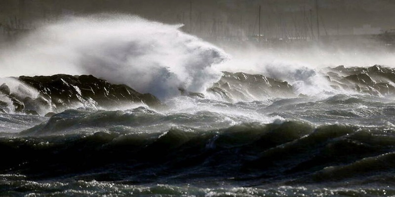 La côte ouest de la France est confrontée à un épisode météorologique exceptionnel, qui combine des risques de crues et de vagues-submersion.