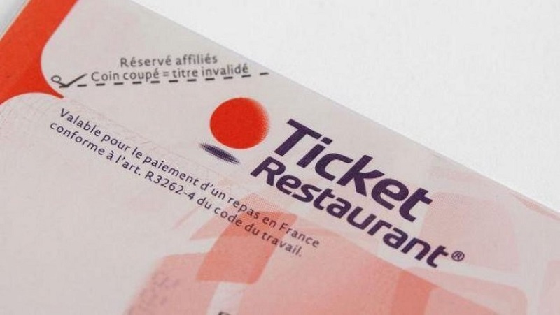 La dématérialisation des tickets-restaurant est une initiative du gouvernement français pour simplifier et réduire les coûts pour les commerces et les restaurateurs. 