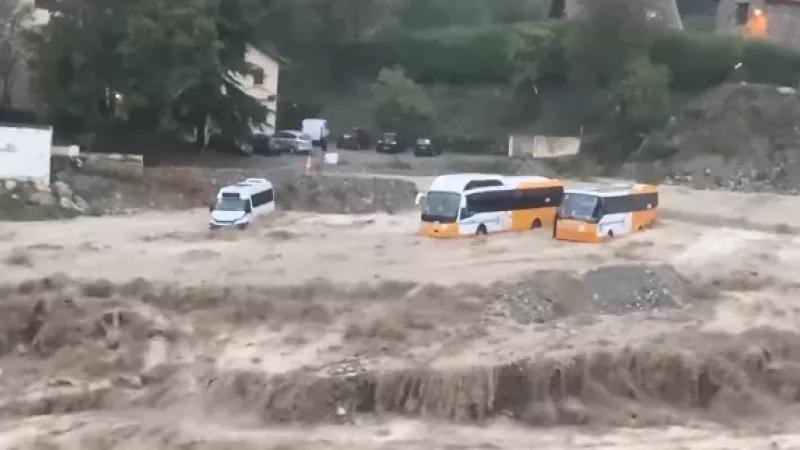 La tempête Aline a frappé le sud-est de la France le vendredi 20 octobre 2023, provoquant des pluies diluviennes et des vents violents. Dans les Alpes-Maritimes, le département le plus touché, la tempête a causé des dégâts matériels importants, notamment dans le village de Tende, situé dans la vallée de la Roya.