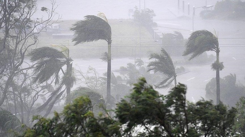 La tempête Philippe est un phénomène météorologique qui se forme dans l’océan Atlantique et qui se déplace vers les Petites Antilles. Elle provoque de fortes pluies, des orages, des vents violents et des vagues-submersion.