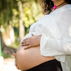 Le cancer du sein est le cancer le plus fréquent chez les femmes, et il peut parfois survenir pendant la grossesse. Il s’agit d’une situation difficile à vivre, qui pose de nombreux défis tant sur le plan médical que psychologique. Comment concilier une grossesse avec un cancer du sein ? Quels sont les risques et les traitements possibles.