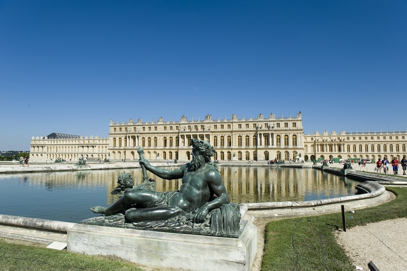 Le château de Versailles est un monument historique et un symbole de la monarchie française. Il a été construit au XVIIe siècle par le roi Louis XIV, qui voulait faire de Versailles le centre du pouvoir et de la culture. Le château est célèbre pour ses jardins, ses fontaines, ses salles somptueuses et sa galerie des glaces. Il a été le lieu de plusieurs événements importants, comme le traité de Versailles qui a mis fin à la Première Guerre mondiale, ou la Révolution française qui a renversé la royauté.