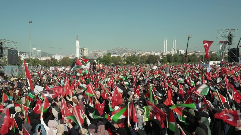 Le dimanche 29 octobre 2023, une foule immense s’est rassemblée à la place Yenikapi d’Istanbul pour exprimer sa solidarité avec le peuple palestinien, victime des attaques israéliennes sur la bande de Gaza.