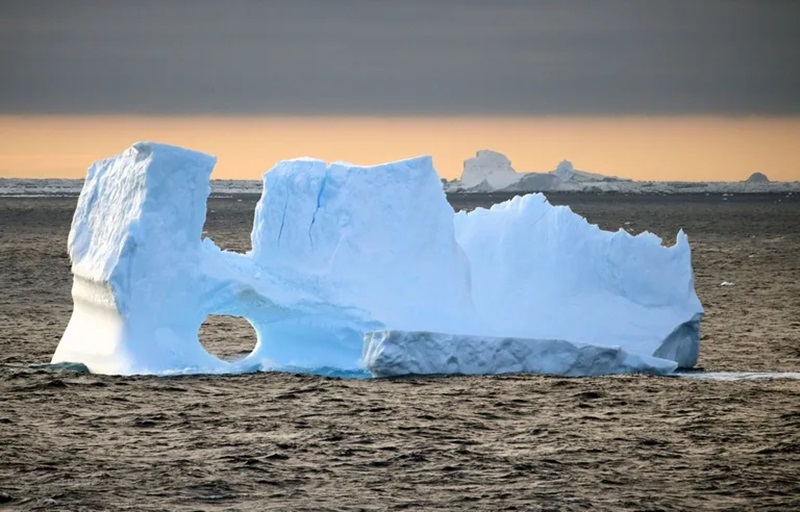 Le réchauffement climatique est un phénomène qui affecte la planète entière, mais qui se manifeste de manière particulièrement dramatique dans les régions polaires. L’Antarctique, le continent le plus froid et le plus isolé du monde, subit une fonte accélérée de ses glaces, qui pourrait avoir des conséquences irréversibles sur le niveau de la mer et les écosystèmes marins.