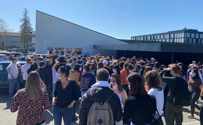 Les fausses alertes à la bombe se sont multipliées en France ces derniers jours, entraînant des évacuations de lieux publics et des perturbations du trafic. Selon le ministre de l’Intérieur, Gérald Darmanin, 18 personnes ont été interpellées “depuis 48 dernières heures” pour ces faits, essentiellement des mineurs. Ces personnes sont présentées “en ce moment à la justice”, a-t-il précisé