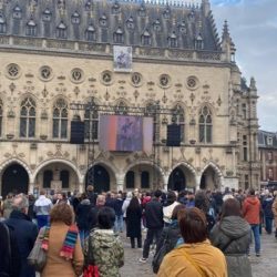 Les obsèques de Dominique Bernard, le professeur de lettres tué par un ancien élève radicalisé à Arras le 13 octobre 2023, ont eu lieu ce jeudi 19 octobre 2023 à la cathédrale d’Arras. La cérémonie religieuse a été présidée par l’évêque d’Arras Olivier Leborgne et a réuni sa famille, ses proches, ses collègues et des personnalités officielles, dont le président de la République Emmanuel Macron et son épouse Brigitte.