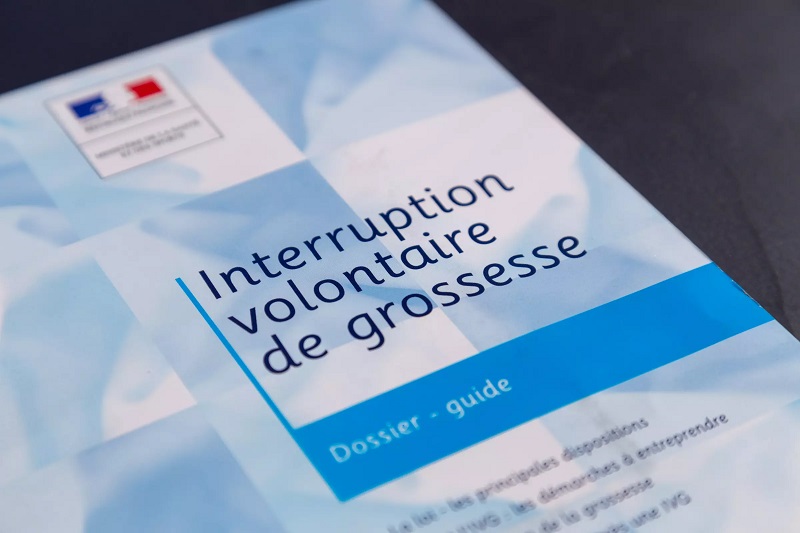 La proposition de loi constitutionnelle visant à protéger et à garantir le droit fondamental à l’interruption volontaire de grossesse (IVG) a été débattue en France.