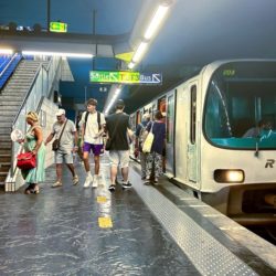 Marseille, deuxième ville de France, va devoir se passer de son métro en soirée pendant deux ans. Une décision qui suscite la colère et l’inquiétude des usagers, des salariés et des commerçants, qui craignent pour leur sécurité, leur mobilité et leur activité économique.