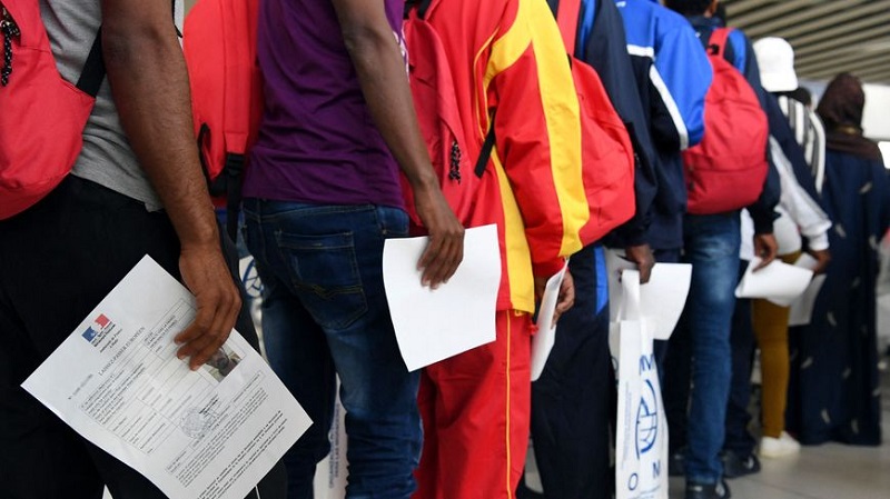 Selon l’Insee, en 2022, il y avait 7 millions d’immigrés vivant en France, soit 10,3 % de la population totale. Parmi eux, 2,5 millions avaient acquis la nationalité française. La population étrangère vivant en France s’élevait à 5,3 millions de personnes, soit 7,8 % de la population totale.