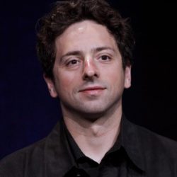 Sergey Brin est un informaticien et entrepreneur américain d’origine russe, né le 21 août 1973 à Moscou. Il est surtout connu pour avoir créé, avec Larry Page, le moteur de recherche en ligne Google, l’un des sites les plus populaires sur Internet. 