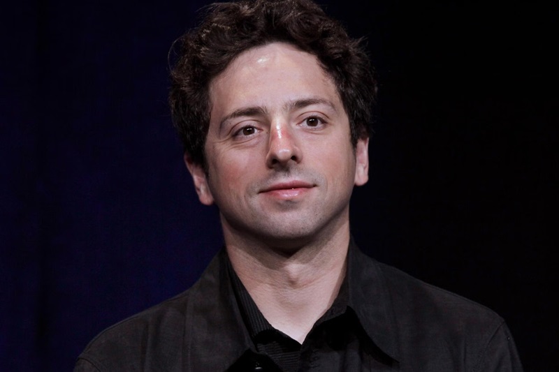 Sergey Brin est un informaticien et entrepreneur américain d’origine russe, né le 21 août 1973 à Moscou. Il est surtout connu pour avoir créé, avec Larry Page, le moteur de recherche en ligne Google, l’un des sites les plus populaires sur Internet. 