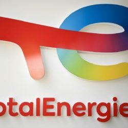 TotalEnergies est une entreprise française qui opère dans le secteur de l’énergie. Elle produit et fournit des hydrocarbures, comme le pétrole et le gaz naturel, mais aussi des énergies renouvelables, comme l’électricité solaire et éolienne, et des biocarburants. Elle est présente dans plus de 130 pays et emploie environ 100 000 personnes.