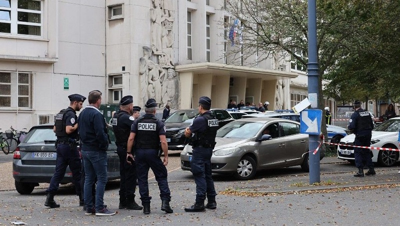 Un homme armé d’un couteau a tué un enseignant et fait deux blessés graves dans le lycée Gambetta à Arras (Pas-de-Calais) vendredi matin. L’auteur des faits a été interpellé par la police. Selon une source policière, l’homme aurait crié “Allahou Akbar” lors de son attaque. Il s’agirait d’un ancien élève de l’établissement.