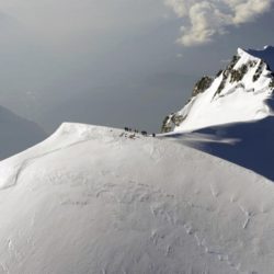 Le rétrécissement du mont blanc est un phénomène qui suscite l’intérêt et l’inquiétude de nombreux observateurs. Selon les mesures biannuelles effectuées par les géomètres-experts de Haute-Savoie, le point culminant du plus haut sommet d’Europe a perdu 2,22 mètres en deux ans et culmine désormais à 4 805,59 mètres. 