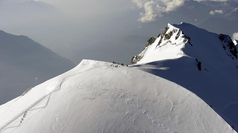 Le rétrécissement du mont blanc est un phénomène qui suscite l’intérêt et l’inquiétude de nombreux observateurs. Selon les mesures biannuelles effectuées par les géomètres-experts de Haute-Savoie, le point culminant du plus haut sommet d’Europe a perdu 2,22 mètres en deux ans et culmine désormais à 4 805,59 mètres. 