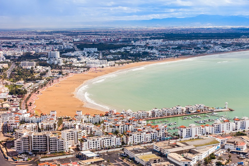 Agadir est une ville du sud-ouest du Maroc, située sur la côte atlantique, dans la région du Souss-Massa.