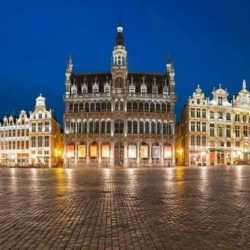 Bruxelles est une ville cosmopolite et multiculturelle, qui accueille de nombreuses institutions européennes et internationales. Elle est située au centre de la Belgique, à la frontière entre les régions flamande et wallonne. Elle est composée de 19 communes, dont la ville de Bruxelles proprement dite, qui est le cœur historique et culturel de la région.