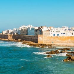 Essaouira est une ville marocaine située sur la côte atlantique, à environ 180 km à l’ouest de Marrakech. Elle est connue pour son histoire, sa culture, son patrimoine et sa beauté naturelle.