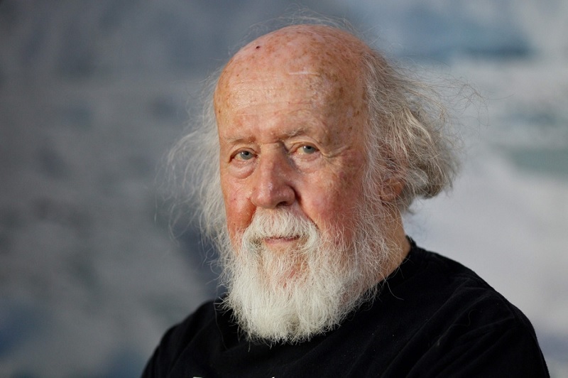 Hubert Reeves est un astrophysicien, vulgarisateur scientifique et écologiste franco-canadien, né le 13 juillet 1932 à Montréal et mort le 13 octobre 2023 à Paris. Il est connu pour ses livres et ses conférences sur le cosmos et l’avenir de la Terre, ainsi que pour son engagement en faveur de la biodiversité.