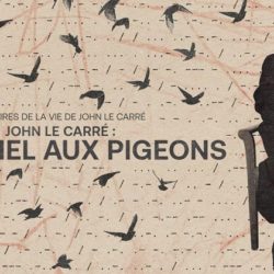 John le Carré : le tunnel aux pigeons est un documentaire réalisé par Errol Morris, qui explore la vie et l’œuvre du célèbre écrivain d’espionnage britannique. Le film est inspiré des mémoires de John le Carré, publiées en 2016 sous le même titre. Le tunnel aux pigeons fait référence à un lieu où l’auteur observait les pigeons s’envoler lorsqu’il était enfant, et qui symbolise son imagination fertile et son goût pour l’aventure.