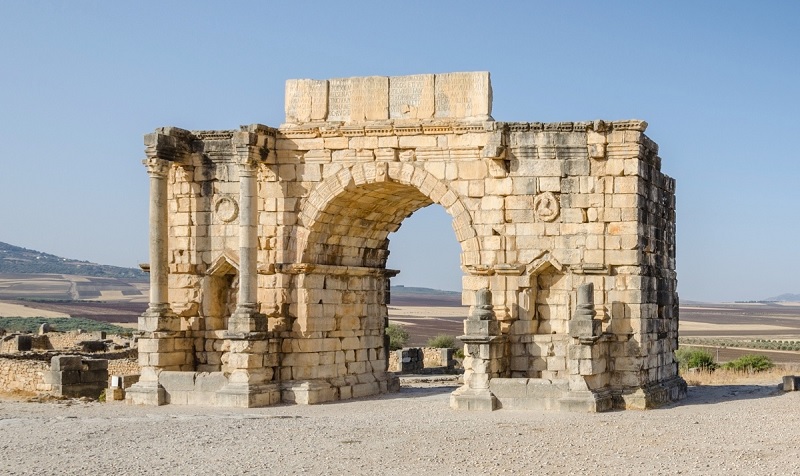 La domination romaine sur le Maroc a commencé en 40 de notre ère, lorsque l’empereur Caligula a fait exécuter le dernier roi berbère Ptolémée, fils de Juba II, et a annexé son royaume de Maurétanie à l’Empire romain.