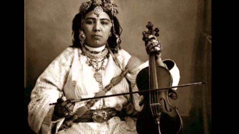 La musique aita est un genre musical traditionnel marocain qui exprime les sentiments, les émotions et les aspirations du peuple. Le mot aita signifie “appel, cri ou plainte” en arabe. La musique aita se caractérise par des rythmes variés, des mélodies envoûtantes et des paroles poétiques qui racontent des histoires d’amour, de résistance, de bravoure, de fierté ou de nostalgie.