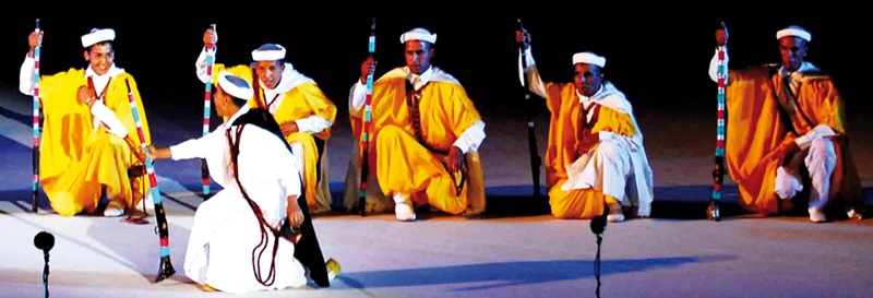 La musique reggada est un style musical et une danse originaire du nord-est du Maroc, inspirée par la danse guerrière des tribus berbères des Béni-Snassen. Elle se caractérise par des mouvements des épaules, des coudes et des pieds, accompagnés de chants traditionnels et de rythmes puissants.