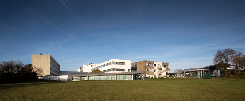 Le collège Jean Moulin est un établissement public d’enseignement général situé à Châteaulin, dans le département du Finistère, en Bretagne. Il accueille environ 600 élèves de la sixième à la troisième, répartis en 24 classes