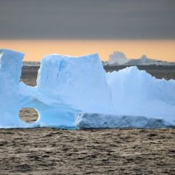 Le réchauffement climatique est un phénomène qui affecte la planète entière, mais qui se manifeste de manière particulièrement dramatique dans les régions polaires. L’Antarctique, le continent le plus froid et le plus isolé du monde, subit une fonte accélérée de ses glaces, qui pourrait avoir des conséquences irréversibles sur le niveau de la mer et les écosystèmes marins.