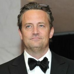 Matthew Perry, l’un des visages les plus célèbres de la télévision américaine, est décédé samedi 28 octobre à l’âge de 54 ans. 