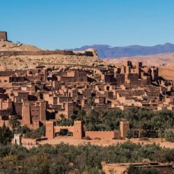 Ouarzazate est une ville du sud du Maroc, située à la confluence des oueds Dadès et Imini, qui forment le Drâa. Elle est le chef-lieu de la province de Ouarzazate et de la région Draâ Tafilalet. Elle est surnommée « la Porte du désert » car elle est le point de départ de nombreuses excursions vers le Sahara.