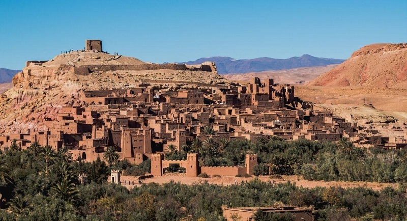 Ouarzazate est une ville du sud du Maroc, située à la confluence des oueds Dadès et Imini, qui forment le Drâa. Elle est le chef-lieu de la province de Ouarzazate et de la région Draâ Tafilalet. Elle est surnommée « la Porte du désert » car elle est le point de départ de nombreuses excursions vers le Sahara.