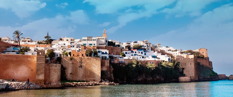 Rabat est la capitale du Maroc depuis 1912, lorsque le pays était sous le protectorat français. C’est une ville historique et culturelle, qui abrite de nombreux monuments et sites remarquables, tels que la mosquée Hassan, le mausolée de Mohammed V, la kasbah des Oudayas, la nécropole mérinide du Chellah, ou encore le musée Mohammed VI d’art moderne et contemporain. 