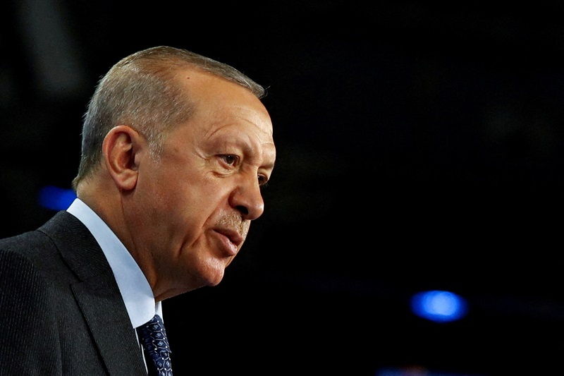 Recep Tayyip Erdogan est un homme d’État turc, cofondateur du Parti de la justice et du développement (AKP), qui a été Premier ministre de 2003 à 2014 et président de la République depuis 2014.