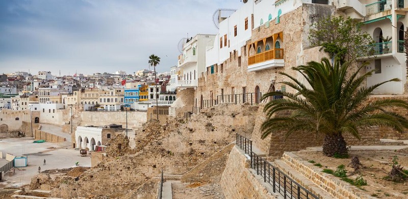 Tanger est une ville du nord du Maroc, située à l’extrémité du détroit de Gibraltar, à environ 15 km des côtes espagnoles. C’est la deuxième ville économique du pays et la capitale de la région de Tanger-Tétouan-Al Hoceïma. Elle compte environ 1,4 million d’habitants, dont une grande partie est originaire du Rif, une région montagneuse du nord du Maroc.