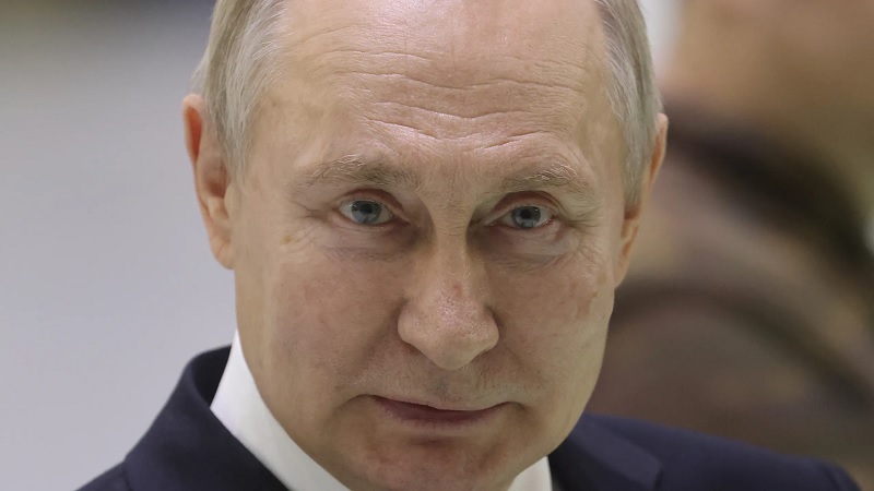 Vladimir Poutine est le président de la fédération de Russie depuis 2012, après avoir occupé ce poste de 2000 à 2008 et de 1999 à 2000 par intérim. Il a également été président du gouvernement russe de 1999 à 2000, de 2008 à 2012 et de 2022 à 2023.