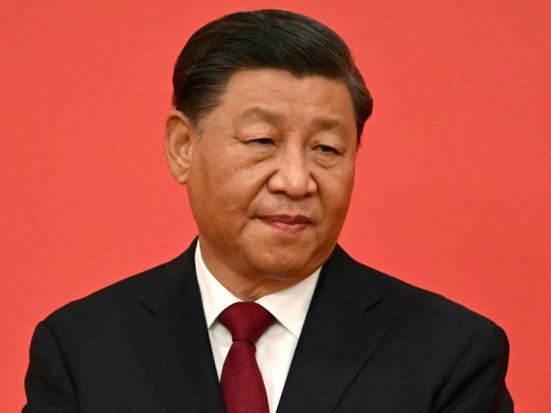 Xi Jinping est né le 15 juin 1953 à Pékin, dans une famille de révolutionnaires. Son père, Xi Zhongxun, était un compagnon de Mao Zedong et un dirigeant du Parti communiste chinois (PCC). Sa mère, Qi Xin, était également membre du Parti. Xi Jinping a adhéré au PCC en 1974, après avoir été envoyé à la campagne pendant la Révolution culturelle.