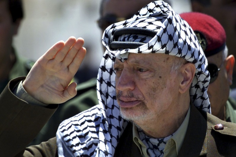 Yasser Arafat, de son vrai nom Mohamed Abdel Raouf Arafat al-Qoudwa al-Husseini, était un homme d’État palestinien, né le 24 août 1929 au Caire en Égypte et mort le 11 novembre 2004 à Clamart en France. Il a été le dirigeant du Fatah, puis de l’Organisation de libération de la Palestine (OLP), et le premier président de l’Autorité palestinienne.