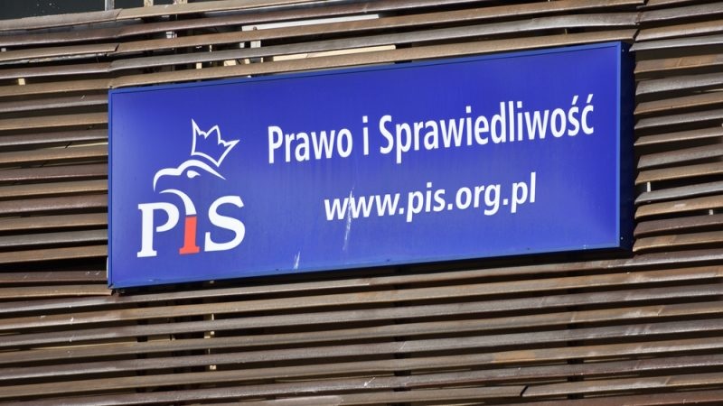 e parti PiS (Droit et Justice) est un parti politique conservateur et nationaliste en Pologne, fondé en 2001 par les frères Lech et Jarosław Kaczyński.