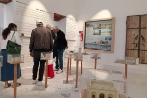 Essaouira L’exposition “Freely Abstract” de Redouan Khedid fait dialoguer l’abstraction et le patrimoine