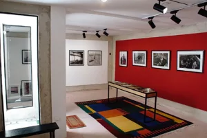 Tanger accueille Comment voir les choses une exposition intime sur la nature morte signée Daniel Aron